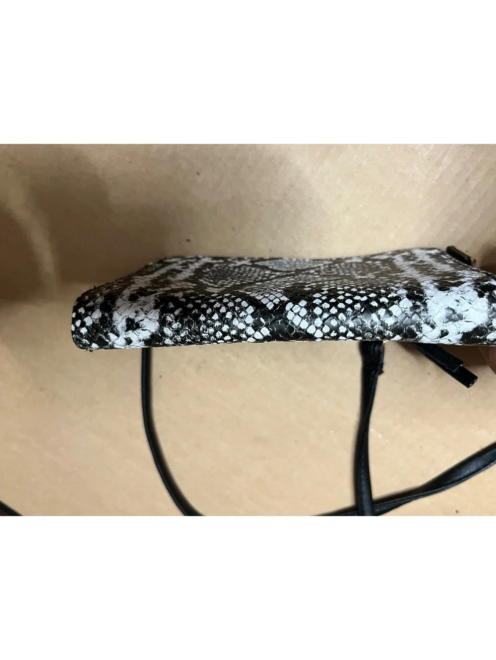 Sleek Snake Print Crossbody Wallet Bag – Chic & Compact!